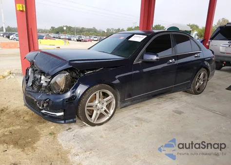 2013 Mercedes-Benz C 250 Luxury/Sport z USA, uszkodzony, nr VIN WDDGF4HB0DR259573